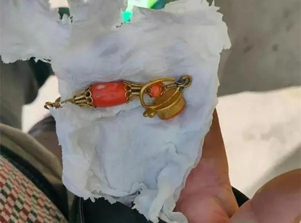 伟德国际察哈尔右翼中旗人民法院关于zh15594 天然翡翠A货满绿蛋面耳饰1（第一次拍卖）的公告